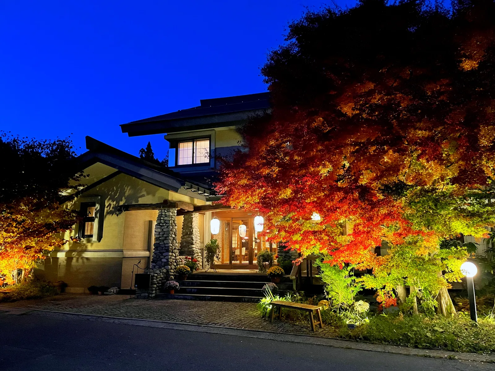 Hakuba Accommodation Green Season 2026 — Shiroumaso ryokan on an autumn evening