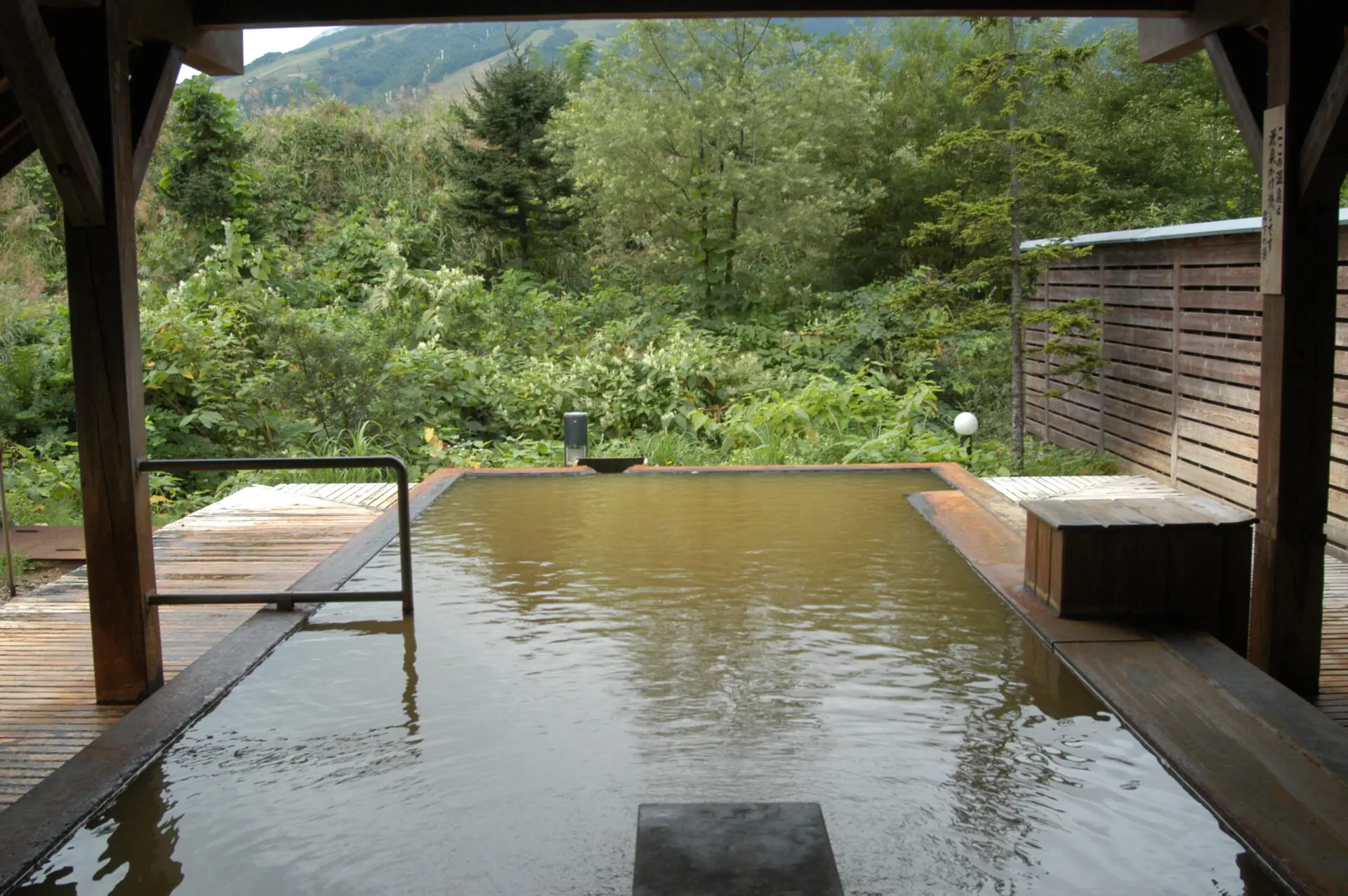 Kurashita no Yu golden-colored onsen water