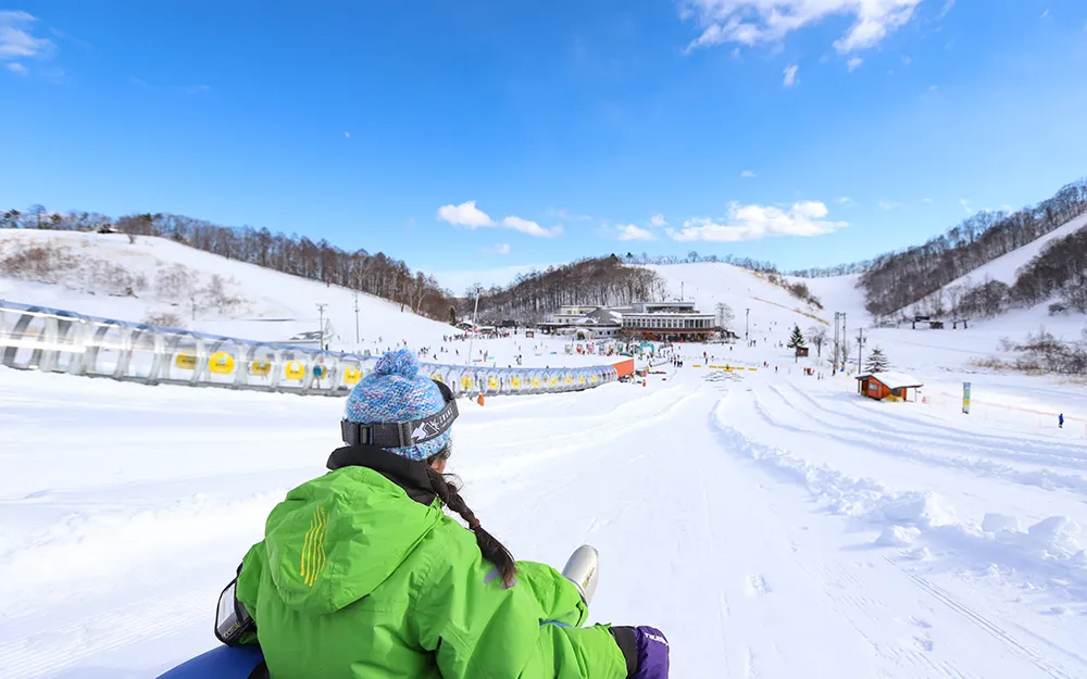 Families skiing in Hakuba